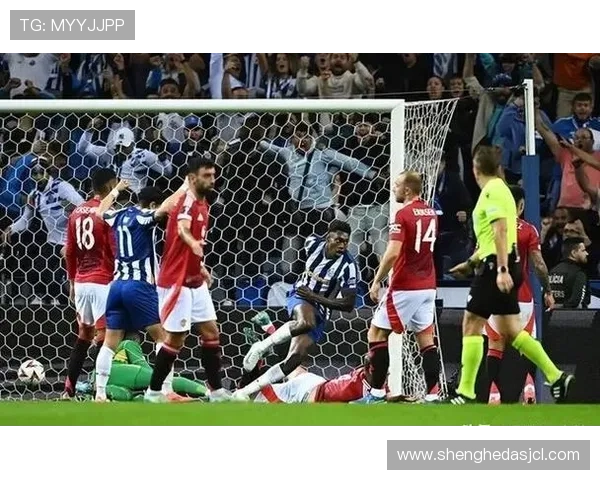 曼联近期防线失误频现,对球队联赛表现造成影响,引发多方争议 曼联近期防线失误频现,对球队联赛表现造成影响,引发多方争议